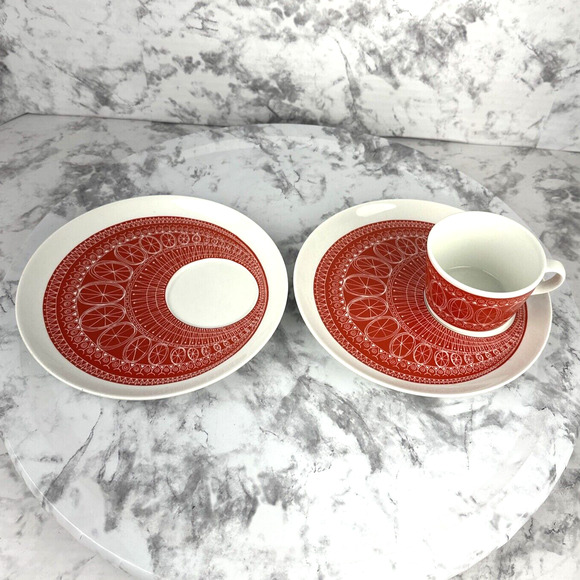 Arabia Finland Breakfast Set Cup 2 Saucers Kaj Franck Red Riikinkukko Uosikkinen - Picture 1 of 12